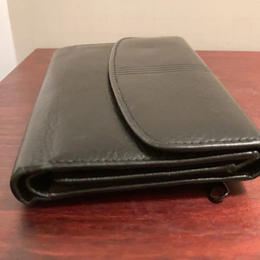 Buxton women’s black leather multiple compartment wallet